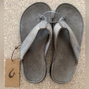 NEW Olukai Tuahine Waterproof Leather Sandals Flip Flops Stone Grey Men’s 8 $100